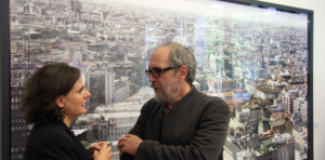 La storica dell'arte Angela Madesani e il fotografo Vincenzo Castella: sullo sfondo la sua #02 Milano 2012, ubicata nella hall della sede di Deutsche Bank, in via Turati 27.